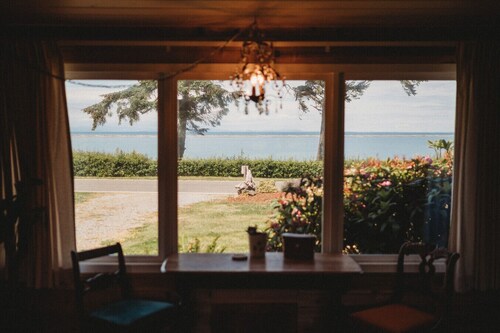 # 6 Boho Romantic Suite Hot Tub  Private Beach-Kitchenette