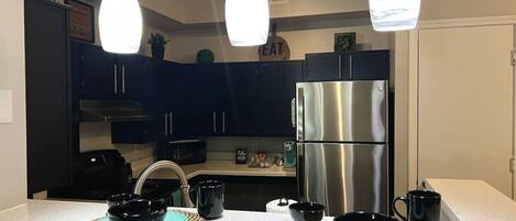 Jääkaappi, mikroaaltouuni, uuni, liesi