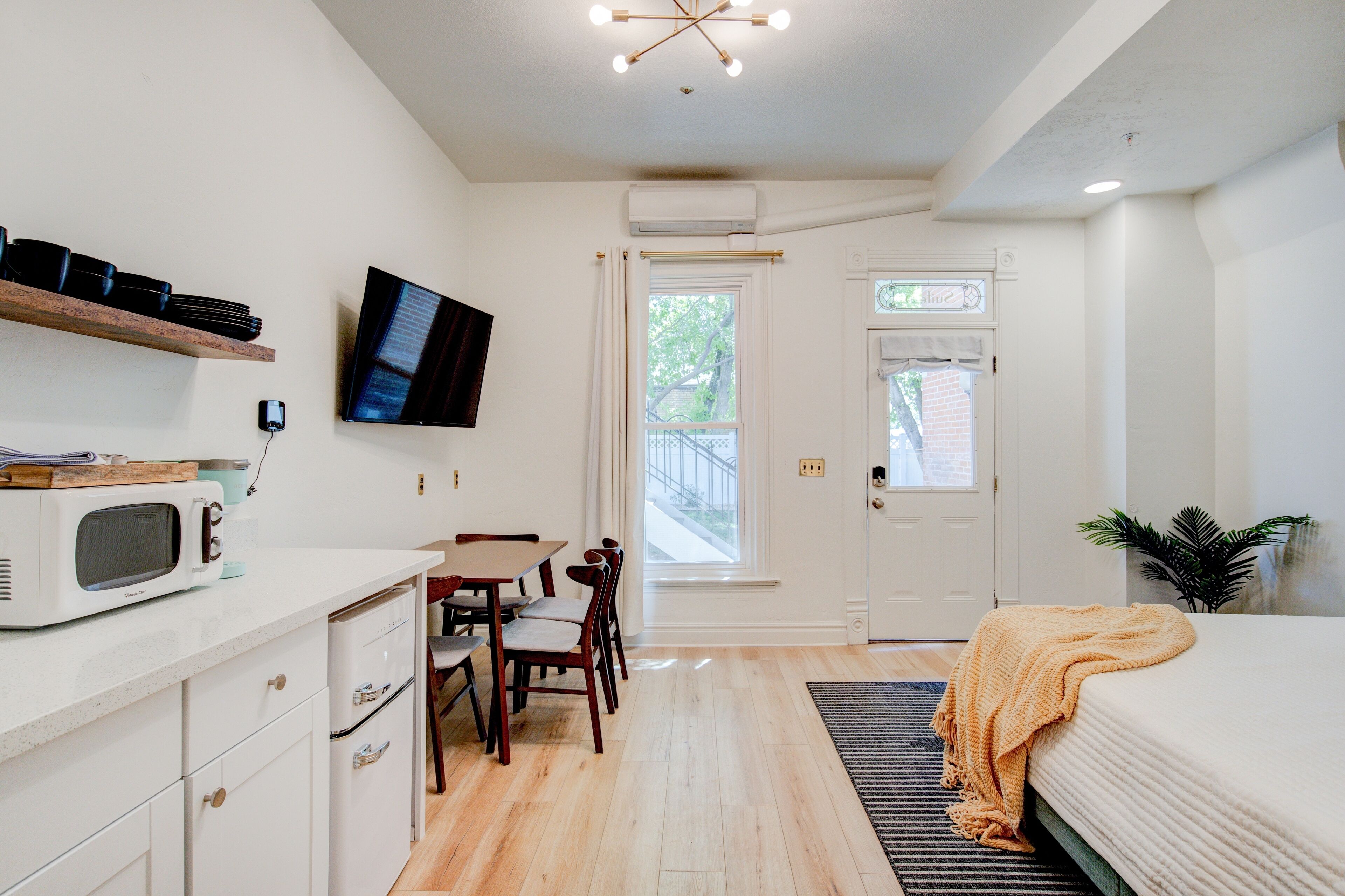 1 soverom, skrivebord, strykejern/-brett og reiseseng for barn