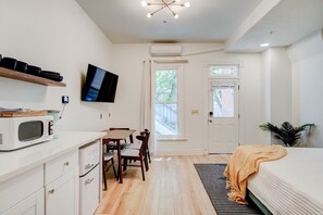 1 dormitorio, escritorio, tabla de planchar con plancha y cuna de viaje