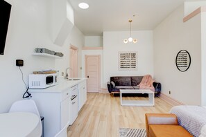 Interior - Suite 7 | Historic Art City Inn (Springville)
