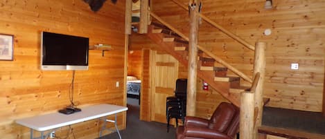 Standard Cabin, 4 Bedrooms, 2 Bathrooms | Living area | 40-inch Smart TV with satellite channels