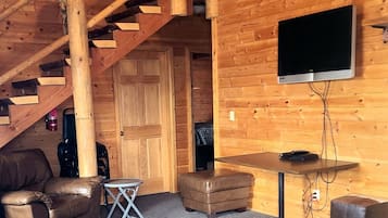 Standard Cabin, 4 Bedrooms, 2 Bathrooms | Living area