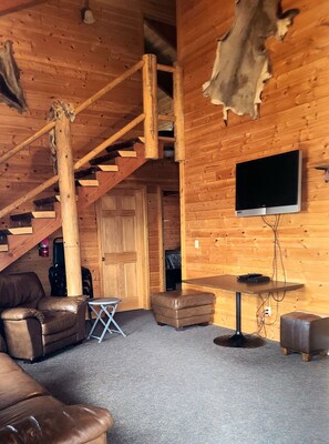 Standard Cabin, 4 Bedrooms, 2 Bathrooms | Living area