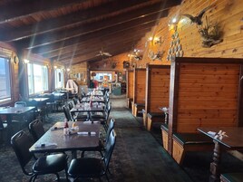 供应早餐、午餐和晚餐