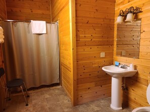 Chalet rustique Standard, 4 chambres, 2 salles de bains | Salle de bain | Serviettes fournies, savon, shampooing, papier de toilette