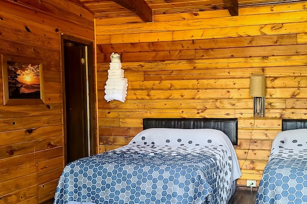 Standard-Ferienhütte, 2 Queen-Betten, Kochnische | Laptopgeeigneter Arbeitsplatz, Bettwäsche