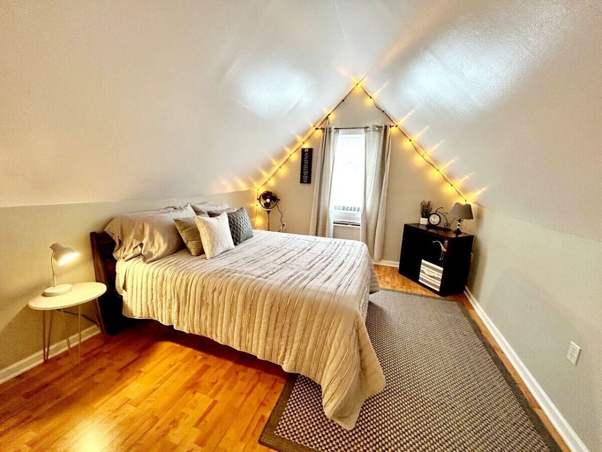 2 quartos, escrivaninha, ferros/tábuas de passar roupa, berço de viagem