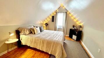 2 quartos, escrivaninha, ferros/tábuas de passar roupa, berço de viagem