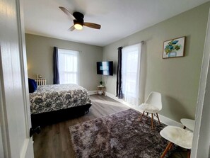 1 habitación, escritorio, tabla de planchar con plancha y cuna de viaje