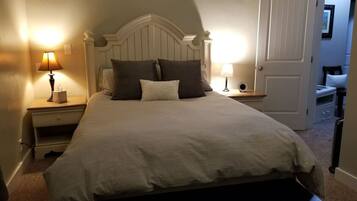 2 dormitorios, escritorio, tabla de planchar con plancha y cuna de viaje