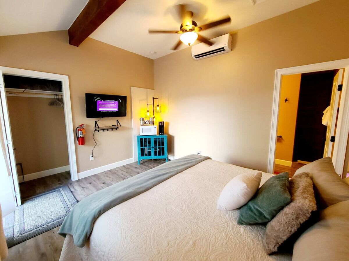 1 soveværelse, skrivebord, strygejern/strygebræt, weekendseng