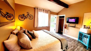 1 habitación, escritorio, tabla de planchar con plancha y cuna de viaje