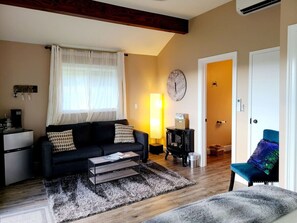 Televisio, takka, pöytätennispöytä