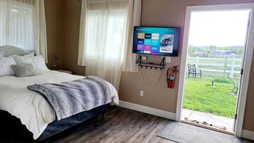 1 habitación, escritorio, tabla de planchar con plancha y cuna de viaje