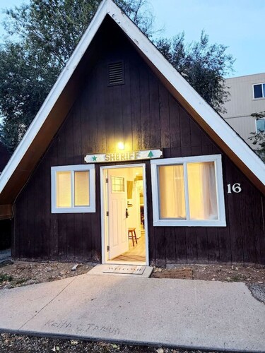 Cabin 16 *NEW! Luxury w/ Kitchen