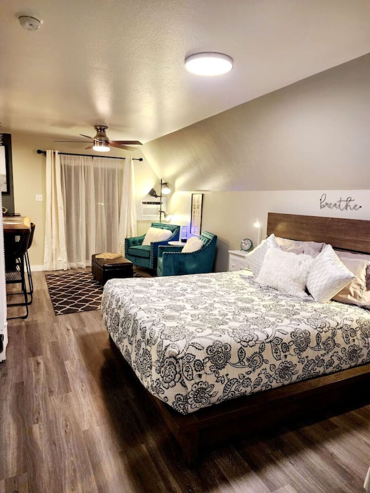 Desk, iron/ironing board, travel crib, WiFi