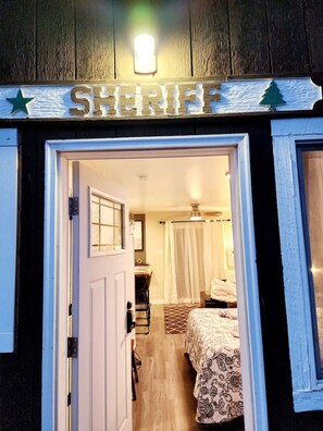 Skrivebord, strykejern/-brett, reiseseng for barn og wi-fi