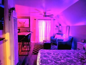 Escritorio, tabla de planchar con plancha, cuna de viaje y wifi