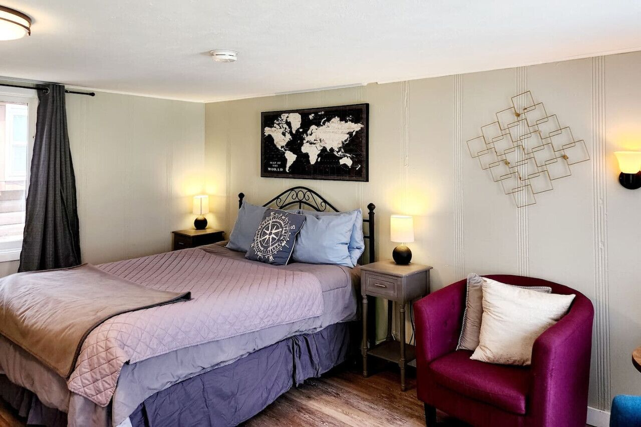 1 habitación, escritorio, tabla de planchar con plancha y cuna de viaje 