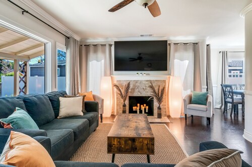 *Family Getaways* Charming Pool Home by Downtown