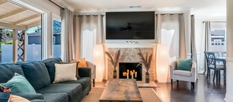 *Family Getaways* Charming Pool Home by Downtown