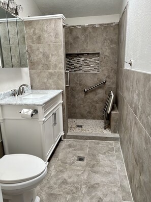 Dusj, hårføner, håndklær og såpe