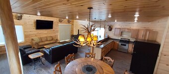 Peaceful secluded cabin w/ firepit and great hiking trails