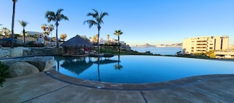 Oceanfront Condo, Steps away from Cabo Bello and Monuments Beach