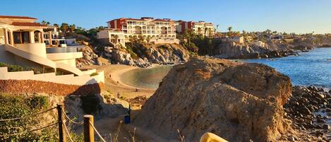 På stranden, solsenger og strandhåndklær
