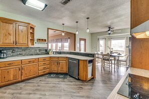 Kühlschrank, Mikrowelle, Herdplatte, Geschirrspüler