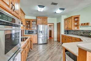 Kühlschrank, Mikrowelle, Herdplatte, Geschirrspüler