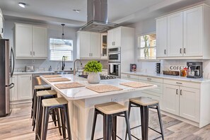 Fridge, microwave, stovetop, dishwasher - Indianapolis Vacation Home: 3 Mi to Dtwn! (Indianapolis)