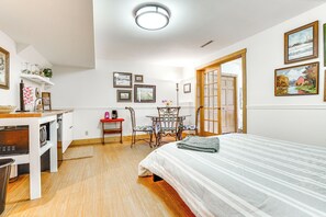 1 bedroom, desk, Internet, bed sheets