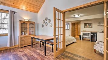 1 bedroom, desk, internet, bed sheets