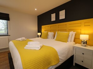 2 bedrooms, iron/ironing board, travel cot, free WiFi - The Coach House 5*, Private Hot tub, Derbyshire Dales/Peak District. (Roston)