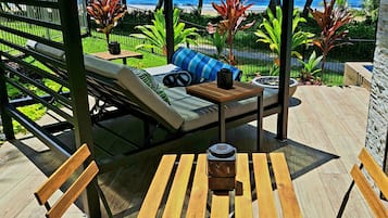 室外游泳池,提供免費遮陽小屋和日光浴躺椅