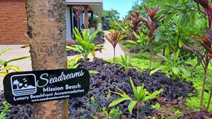 A sign for Seadreams Mission Beach Luxury Beachfront Accommodation. - Seadreams Mission Beach (Mission Beach)