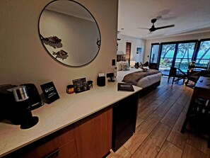 Beach View Suite: King Bed | Seprai premium, brankas, dan ruang kerja ramah laptop