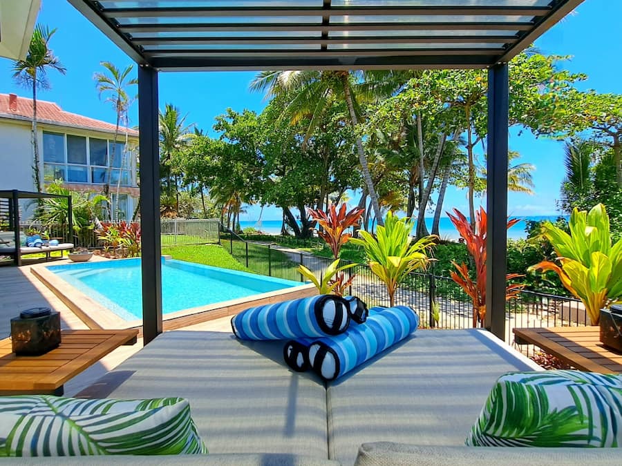 Een buitenzwembad, gratis zwembadcabana's, ligstoelen bij het zwembad