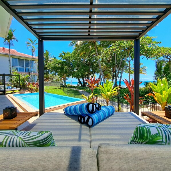 室外游泳池，提供免費遮陽小屋和日光浴躺椅