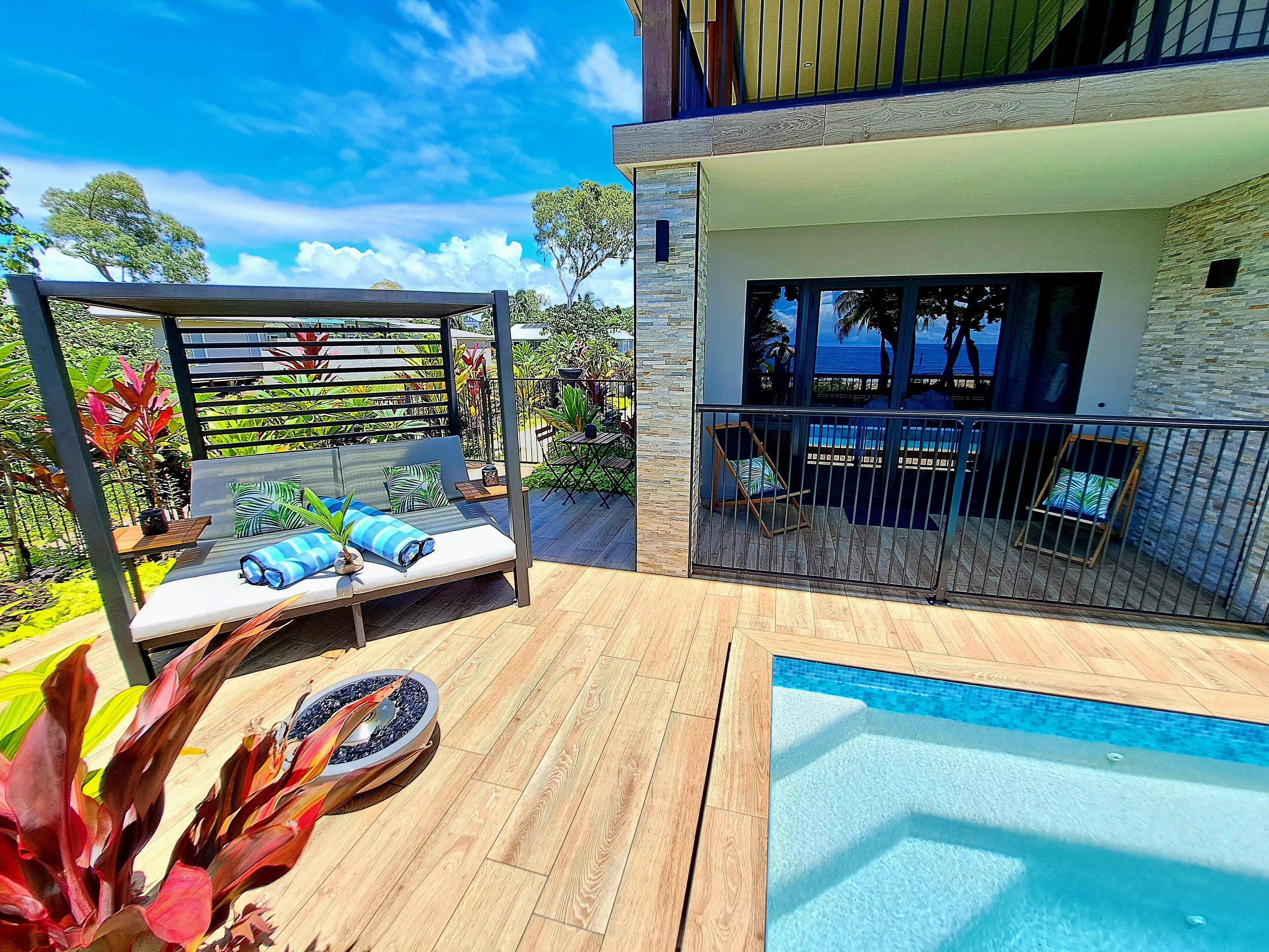 Outdoor pool, free pool cabanas, pool loungers