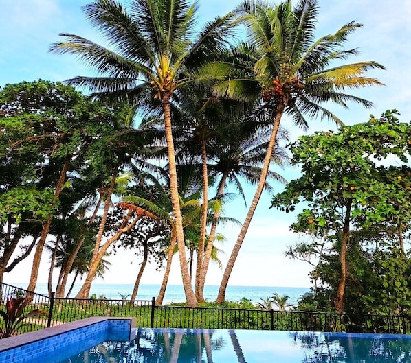 Luxury Room | Infinity pool