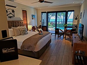 Beach View Suite: King Bed | 高級寢具、客房內保險箱、筆電工作空間、遮光布/窗簾