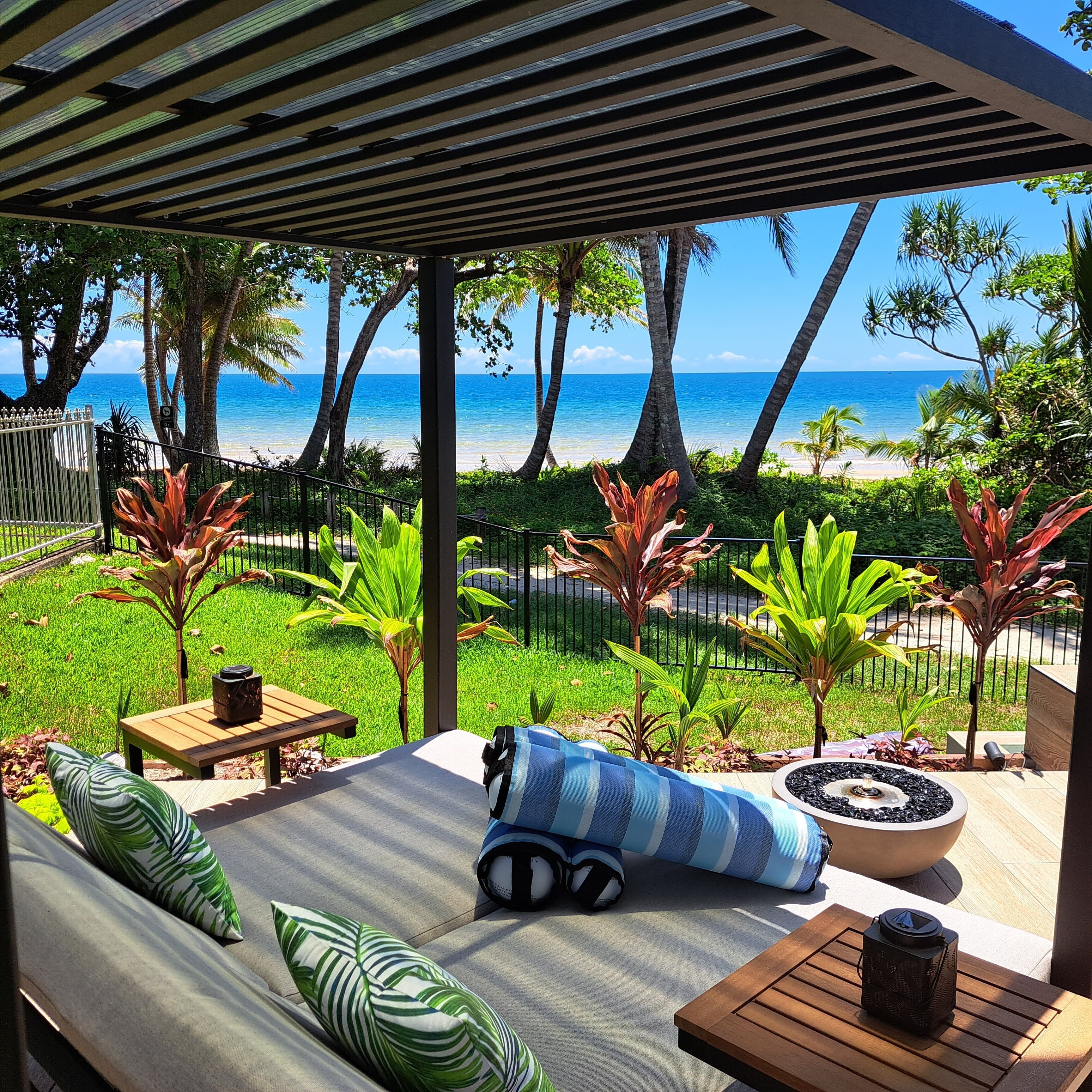 Outdoor pool, free pool cabanas, pool loungers