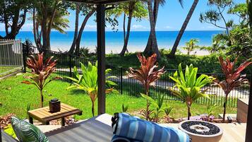 Alberca al aire libre, camas balinesas gratuitas y camastros