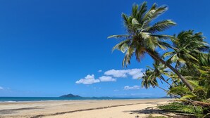 A beach with palm trees, clear blue sky, and distant mountains. - Seadreams Mission Beach (Mission Beach)