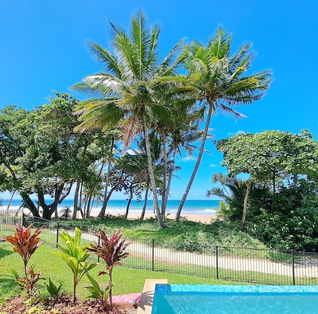 Una piscina al aire libre, camas de piscina gratis