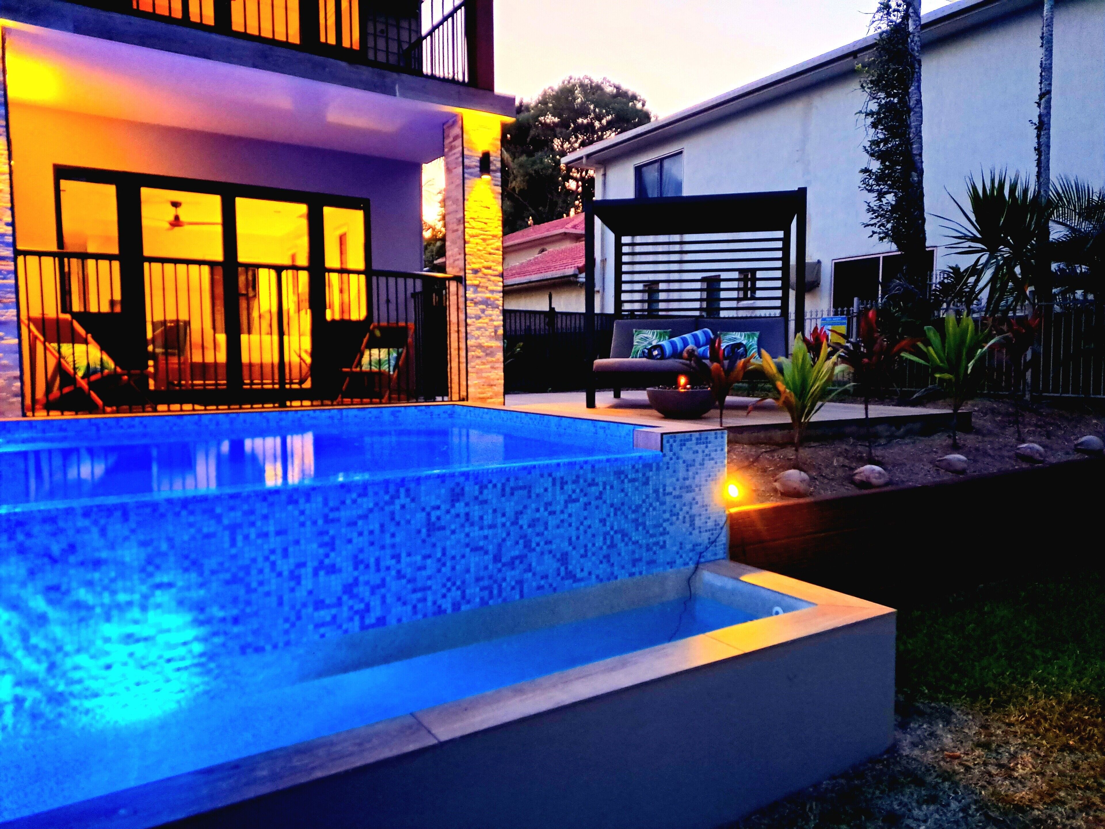 Outdoor pool, free pool cabanas, pool loungers