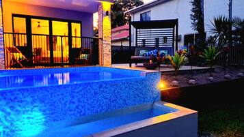 Outdoor pool, free pool cabanas, pool loungers